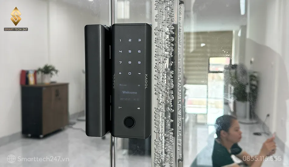 Có nên dùng khóa cửa vân tay cho cửa kính thủy lực - cường lực Có nên dùng khóa cửa vân tay cho cửa kính thủy lực - cường lực
