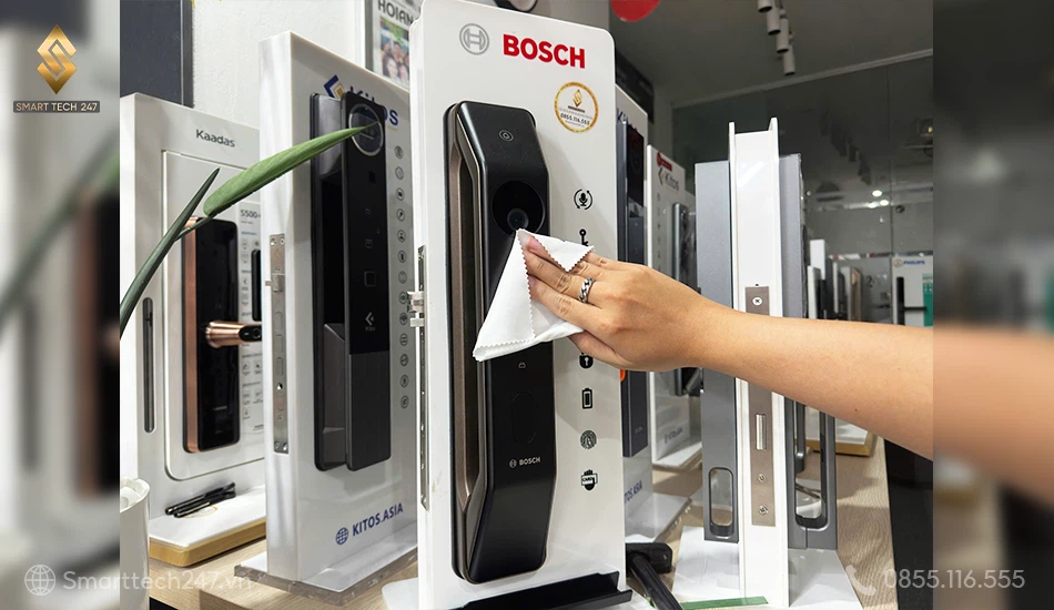 Tối ưu cài đặt khóa cửa vân tay: Vệ sinh cảm biến bằng khăn mềm, mở cửa 1 chạm mượt mà.