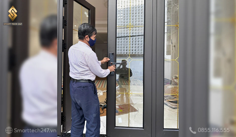 Hướng dẫn cài đặt khóa cửa vân tay: Giúp người già và trẻ nhỏ thao tác đúng cách, an toàn tuyệt đối.