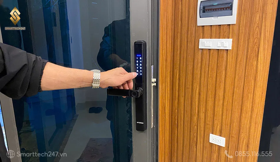 Thao tác cảm ứng trực quan: Thiết lập vân tay dễ dàng ngay trên màn hình khóa.
