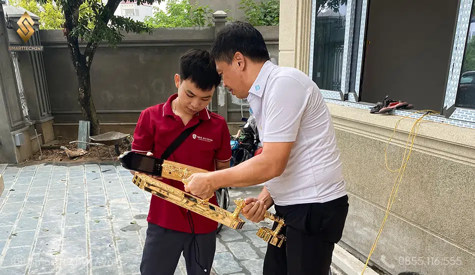 Dịch vụ cài đặt khóa cửa vân tay tận nhà: Kỹ thuật viên kiểm tra & hỗ trợ chuyên nghiệp.