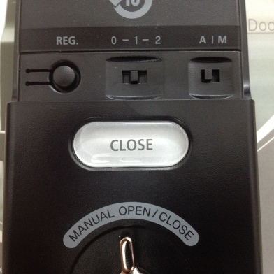 Mở nắp pin