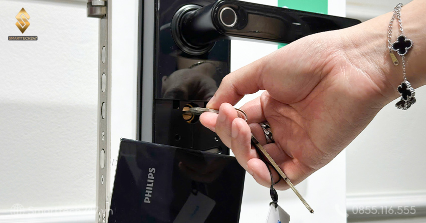 Cac Cach Mo Cua Nhanh Chong Khi Khoa Cua Dien Tu Khi Het Pin (1)