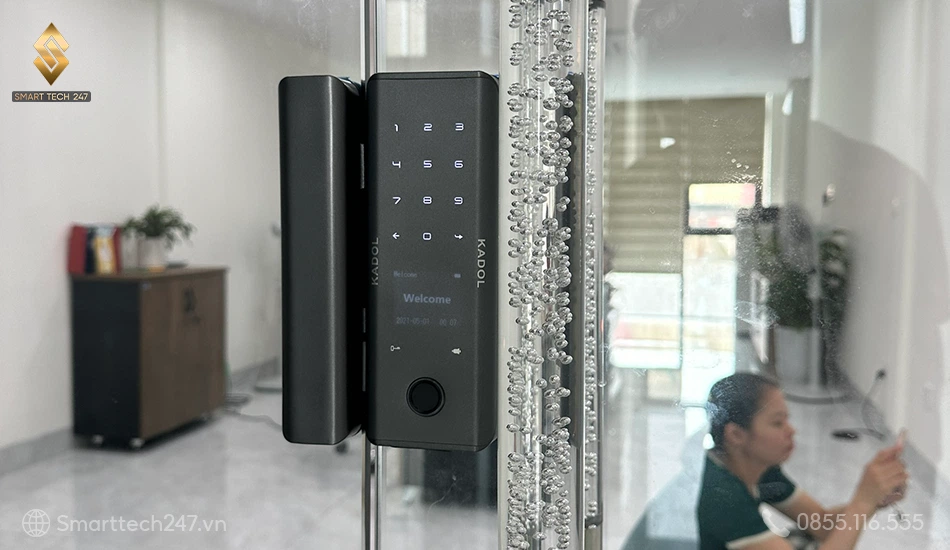 Cấu tạo của khóa cửa dạng kẹp kính: Lắp không khoan đục, giữ trọn thẩm mỹ văn phòng.