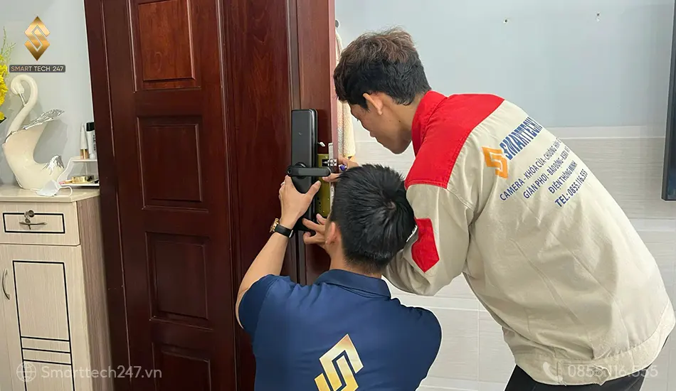 Thi công chuẩn xác: Giải pháp triệt để cho khóa cửa điện tử hết pin do lỗi thợ.