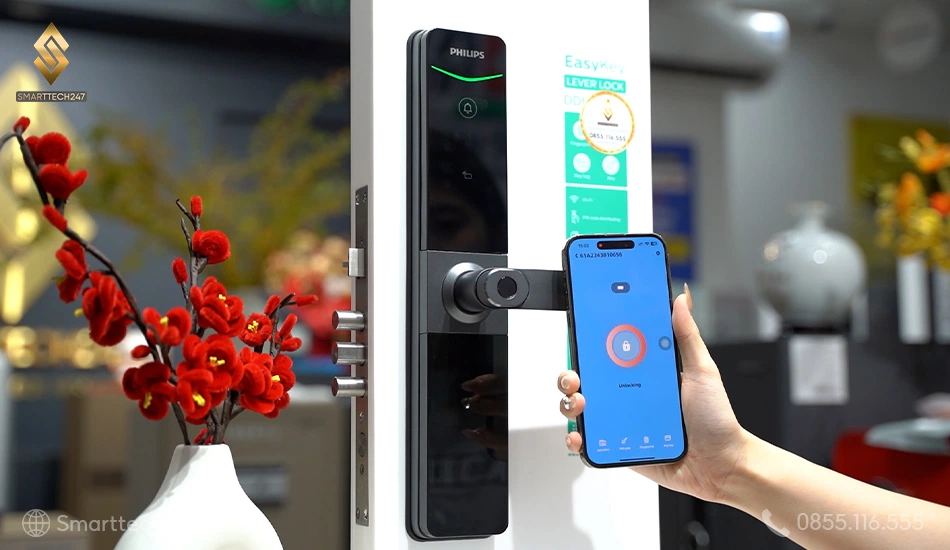 Quản lý ra vào từ xa qua điện thoại với các loại khóa cửa thông minh kết nối App. Quản lý ra vào từ xa qua điện thoại với các loại khóa cửa thông minh kết nối App.