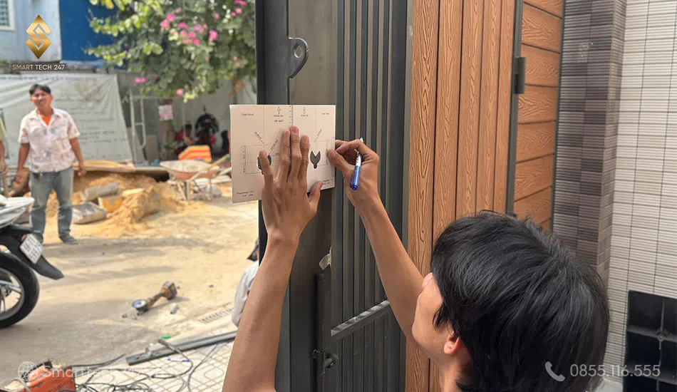 Cách lắp khóa vân tay chuẩn kỹ thuật: Hướng dẫn lắp đặt khóa cửa chi tiết từ A-Z.