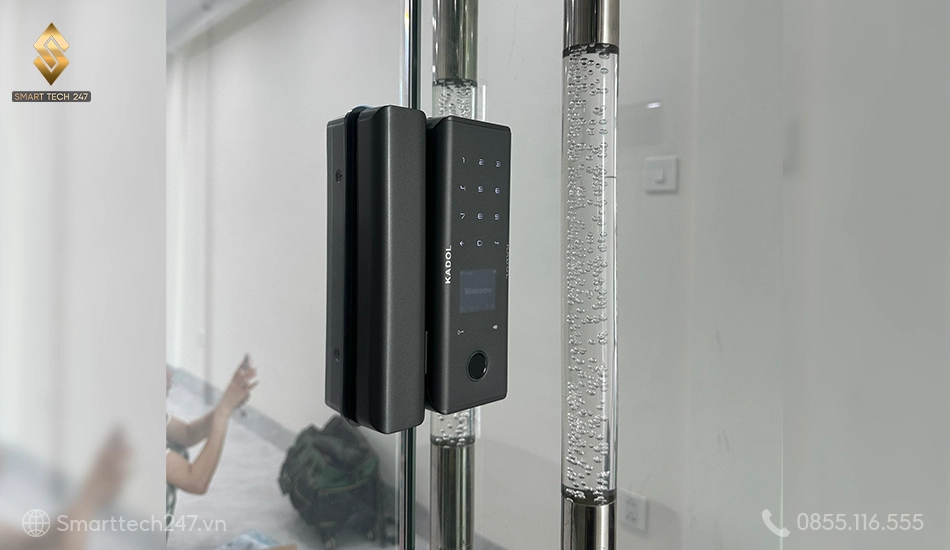 Khóa điện tử cửa kính cường lực: Dạng kẹp thông minh, không cần khoan đục.