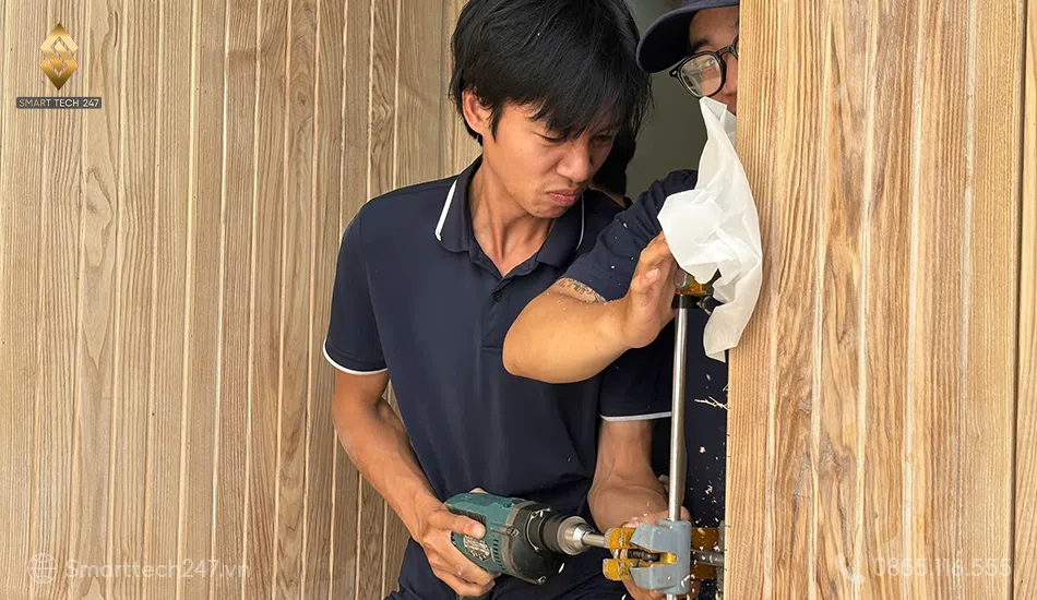 Cách lắp khóa vân tay chuẩn kỹ thuật: Chi tiết các bước thực hiện lắp đặt khóa cửa.