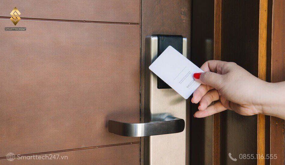 Cach Mo Cua Phong Khach San Bang The (1)