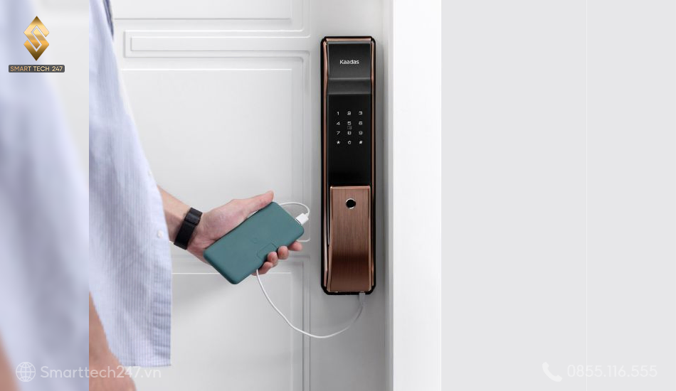 Dùng sạc dự phòng kích nguồn khẩn cấp – Cách mở khóa vân tay khi hết pin đơn giản nhất.