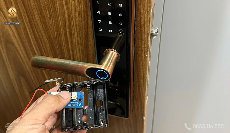 Tránh các lỗi phổ biến gây hỏng bo mạch – Học cách mở khóa vân tay khi hết pin chuẩn kỹ thuật.