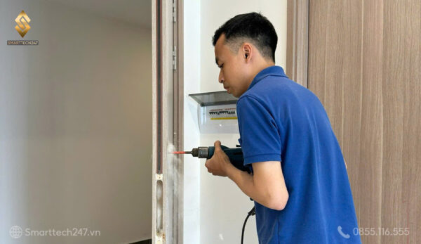 Lap Khoa Van Tay Cho Cua Go (1)