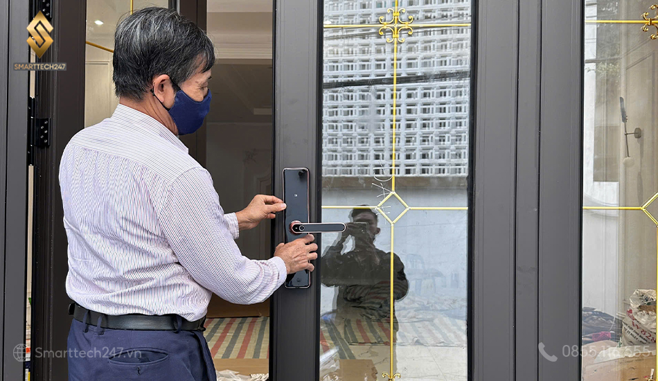 Thay Pin Khoa Cua Thong Minh (5)