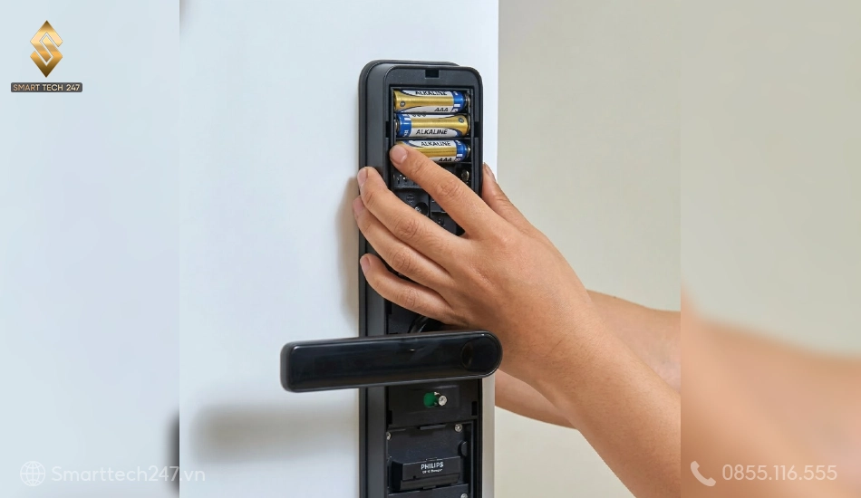 Thay pin khoá cửa thông minh: Hướng dẫn thực hiện đúng cách và an toàn tại nhà.