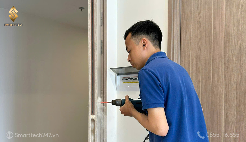 Khoa Cua Nhua Loi Thep (2)