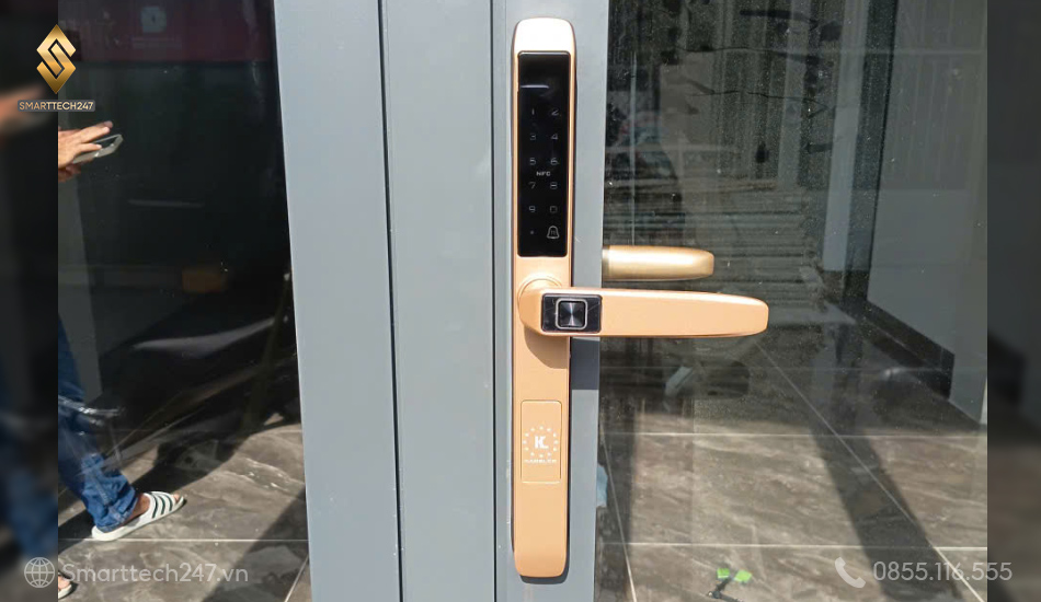 Khoa Cua Tay Gat Cua Nhom (12)