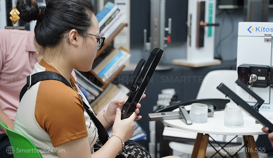 Khoa Cua Tay Gat Cua Nhom (13)