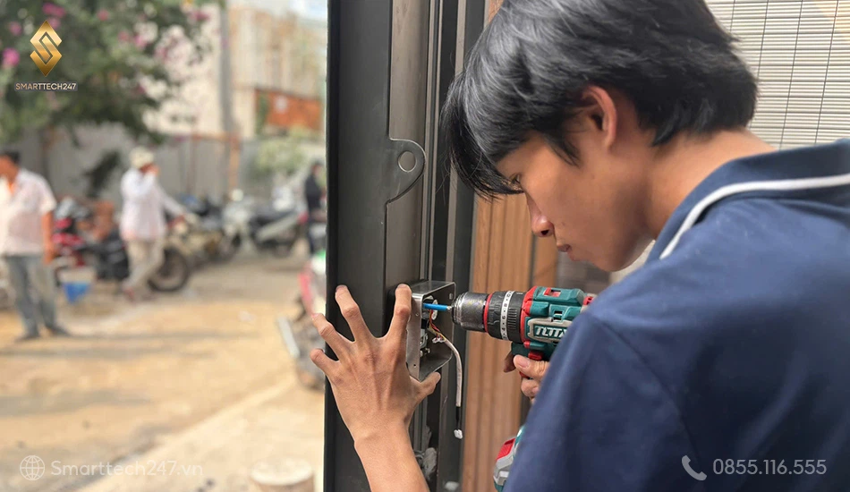 Khóa vân tay cổng sắt được kỹ thuật viên Smarttech247 thay pin