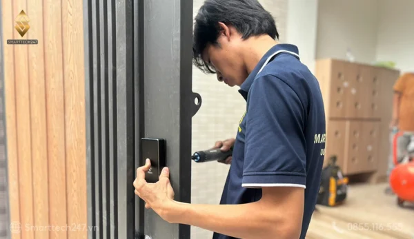 Khóa vân tay cổng sắt hoạt động bằng pin