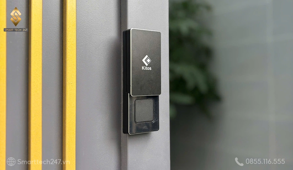 Khóa vân tay cổng sắt - Kitos DLS8 CNC được lắp trên cổng sắt nhà phố