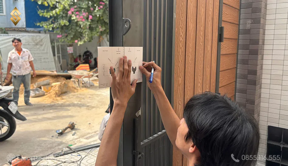 Kỹ thuật viên tiến hành đo đạc thực tế