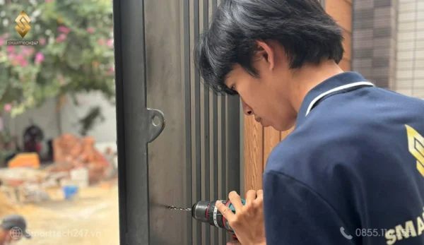 Kỹ thuật viên đang lấy dấu các vị trí cần khoan và cắt.
