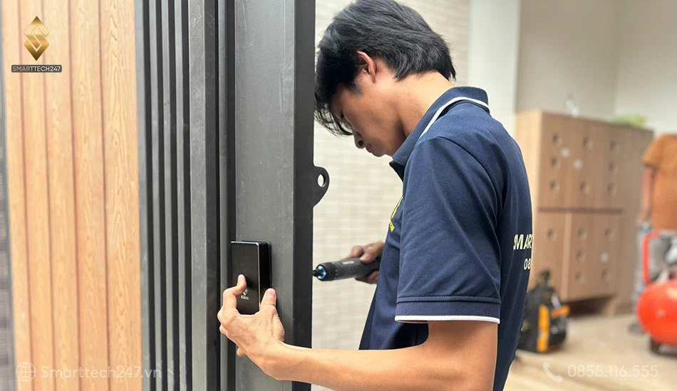 Kỹ thuật viên đang tiến hành lắp thiết bị