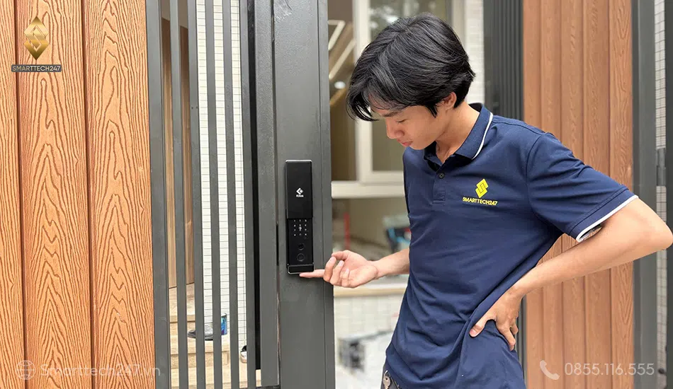 Kỹ thuật viên đang kiểm tra lại trước khi bàn giao