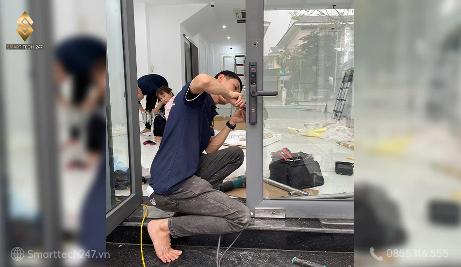 Review khoá cửa thông minh Smarttech247: Lắp đặt khóa cửa thông minh thi công tỉ mỉ, bảo vệ cửa. Review khoá cửa thông minh Smarttech247: Lắp đặt khóa cửa thông minh thi công tỉ mỉ, bảo vệ cửa.
