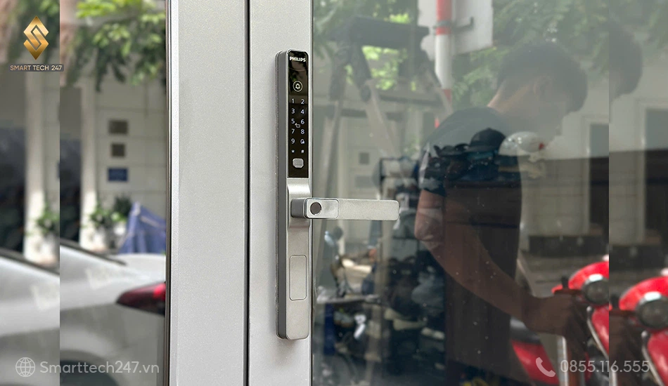Philips DDL611S: Tay gạt truyền thống, vân tay một chạm trên tay cầm. Philips DDL611S: Tay gạt truyền thống, vân tay một chạm trên tay cầm.