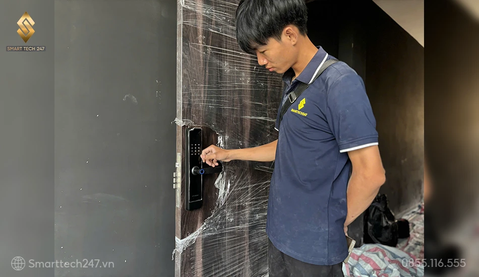 Lắp đặt khoá cửa thông minh xong nền kiểm tra cảm ứng điện tử của khoá Lắp đặt khoá cửa thông minh xong nền kiểm tra cảm ứng điện tử của khoá