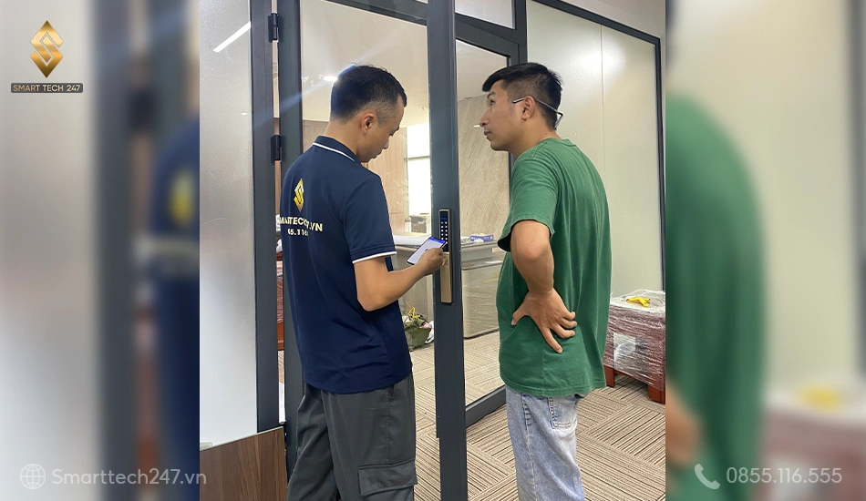 Lắp đặt khoá cửa thông minh được hướng dẫn cài đặt và bàn giao phiếu bảo hành Lắp đặt khoá cửa thông minh được hướng dẫn cài đặt và bàn giao phiếu bảo hành
