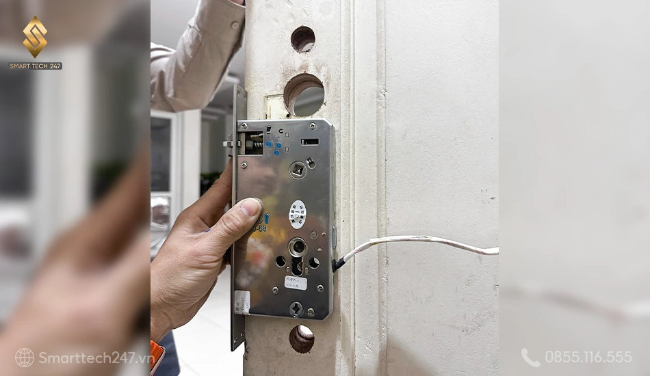 Lắp đặt khoá cửa thông minh sai cách khiến ruột khoá lệch gây hao pin và hỏng mô tơ Lắp đặt khoá cửa thông minh sai cách khiến ruột khoá lệch gây hao pin và hỏng mô tơ