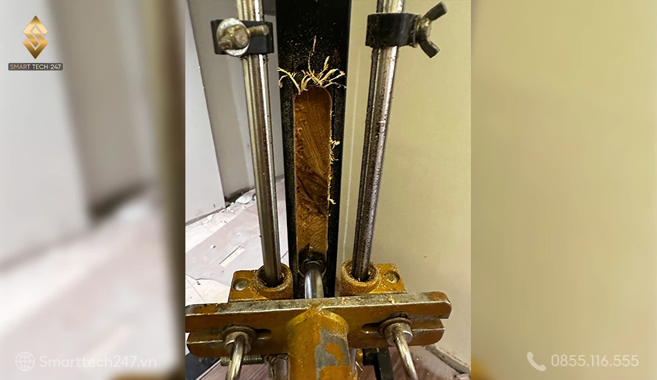 Lắp đặt khoá cửa thông minh khi khoét cửa quá rộng làm yếu đố cửa, dễ bị cạy phá Lắp đặt khoá cửa thông minh khi khoét cửa quá rộng làm yếu đố cửa, dễ bị cạy phá