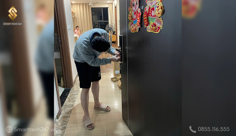 Lắp đặt khoá cửa thông minh bị từ chối bảo hành chính hãng nếu tự lắp đặt sai cách Lắp đặt khoá cửa thông minh bị từ chối bảo hành chính hãng nếu tự lắp đặt sai cách