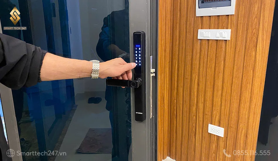 Lắp đặt khóa cửa thông minh – Nâng cấp sang khóa vân tay hiện đại, che kín vết đục cũ. Lắp đặt khóa cửa thông minh – Nâng cấp sang khóa vân tay hiện đại, che kín vết đục cũ.