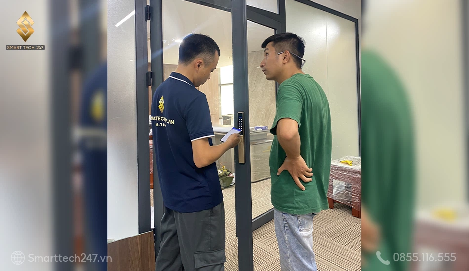 Quy trình sửa khóa thông minh: Kiểm tra thực tế và báo giá minh bạch trước khi làm.