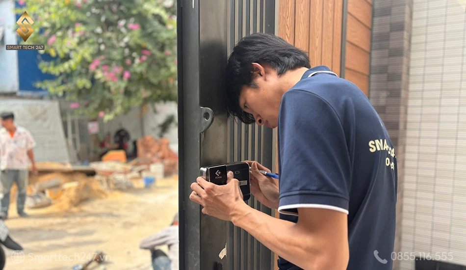 Sửa khóa thông minh: Sửa chữa vi mạch, căn chỉnh dập hông và test vận hành thử.