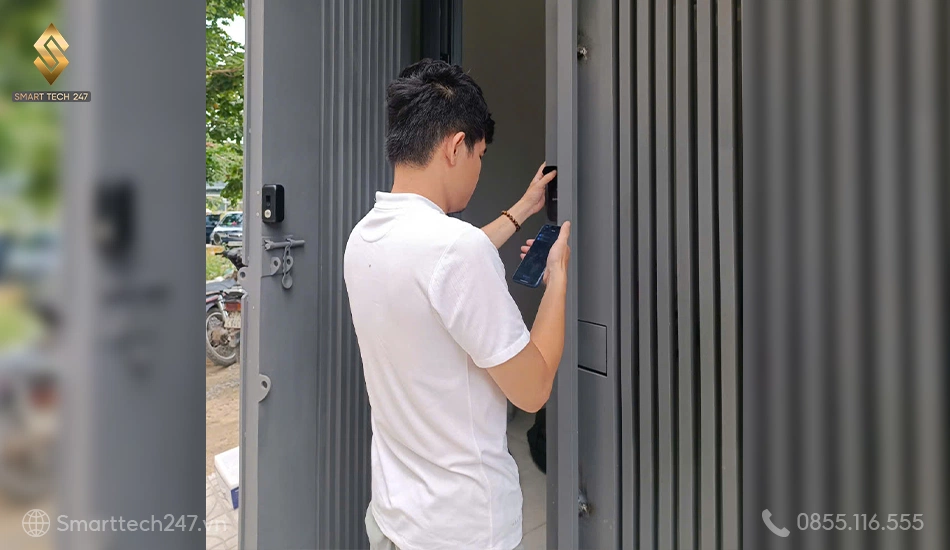 Dịch vụ sửa khóa thông minh – Bàn giao thiết bị, viết phiếu bảo hành và hướng dẫn gia chủ.