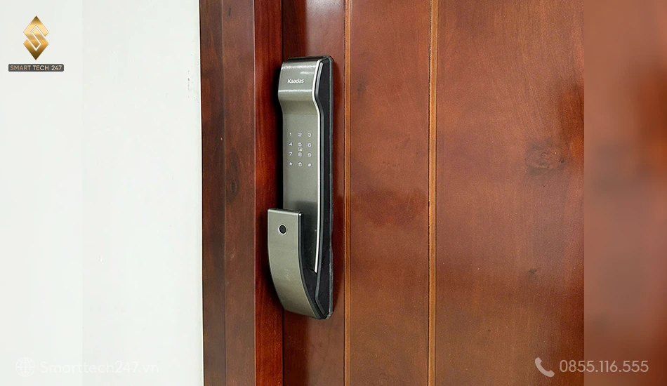 Cảm biến tích hợp tay cầm – Tối ưu cách sử dụng khóa cửa vân tay Kaadas dứt khoát.