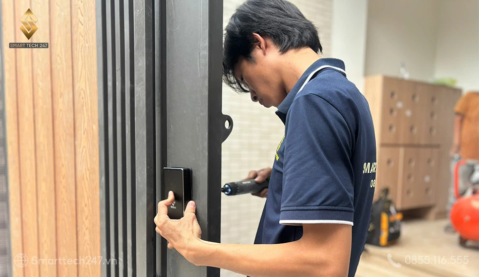 Khóa điện tử không tay cầm kết hợp khóa cơ cũ – Lắp đặt dễ dàng, tạo nên hệ thống bảo vệ 2 lớp an toàn. Khóa điện tử không tay cầm kết hợp khóa cơ cũ – Lắp đặt dễ dàng, tạo nên hệ thống bảo vệ 2 lớp an toàn.